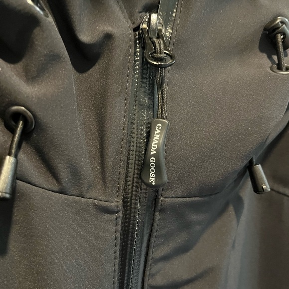 Men’s Canada Goose Rain Jacket - New Condition (Size L) - Picture 7 of 11